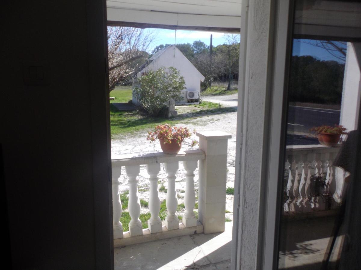 Auberge Des Garrigues Nimes Bagian luar foto