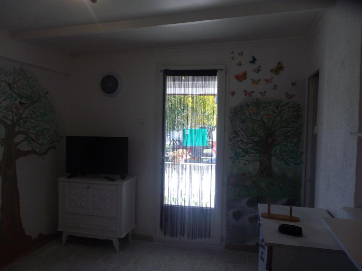 Auberge Des Garrigues Nimes Bagian luar foto
