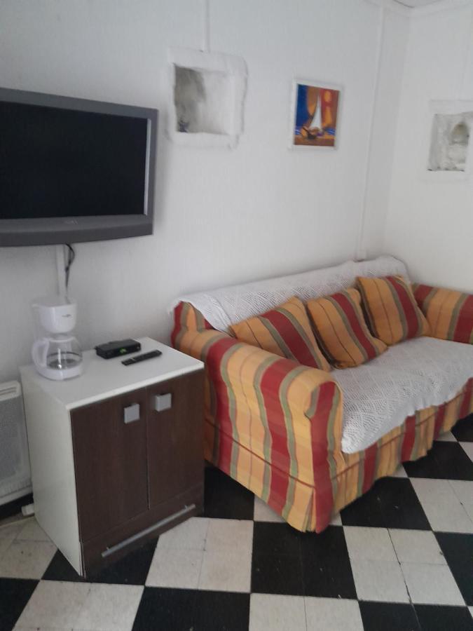 Auberge Des Garrigues Nimes Bagian luar foto