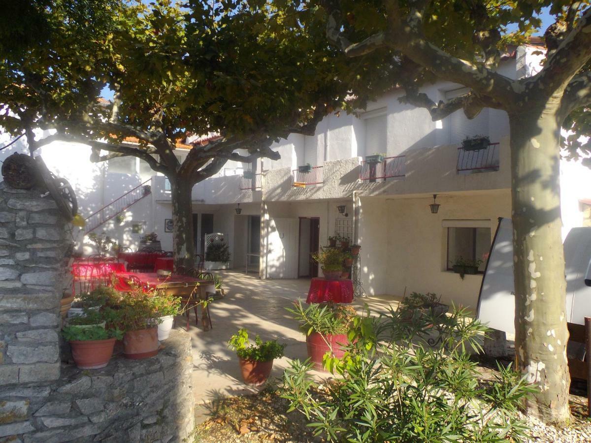 Auberge Des Garrigues Nimes Bagian luar foto