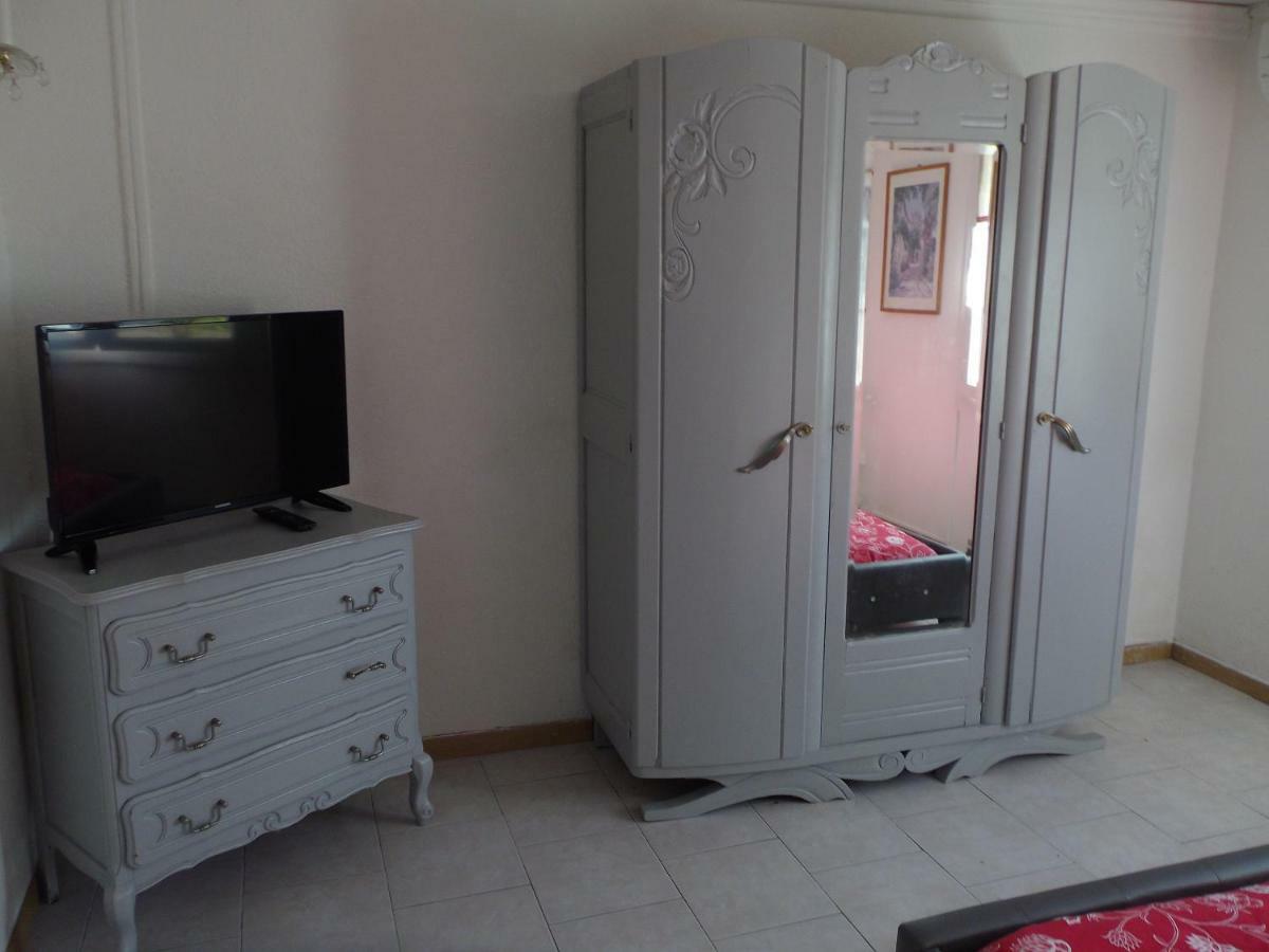 Auberge Des Garrigues Nimes Bagian luar foto