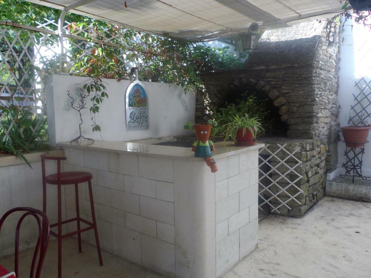 Auberge Des Garrigues Nimes Bagian luar foto