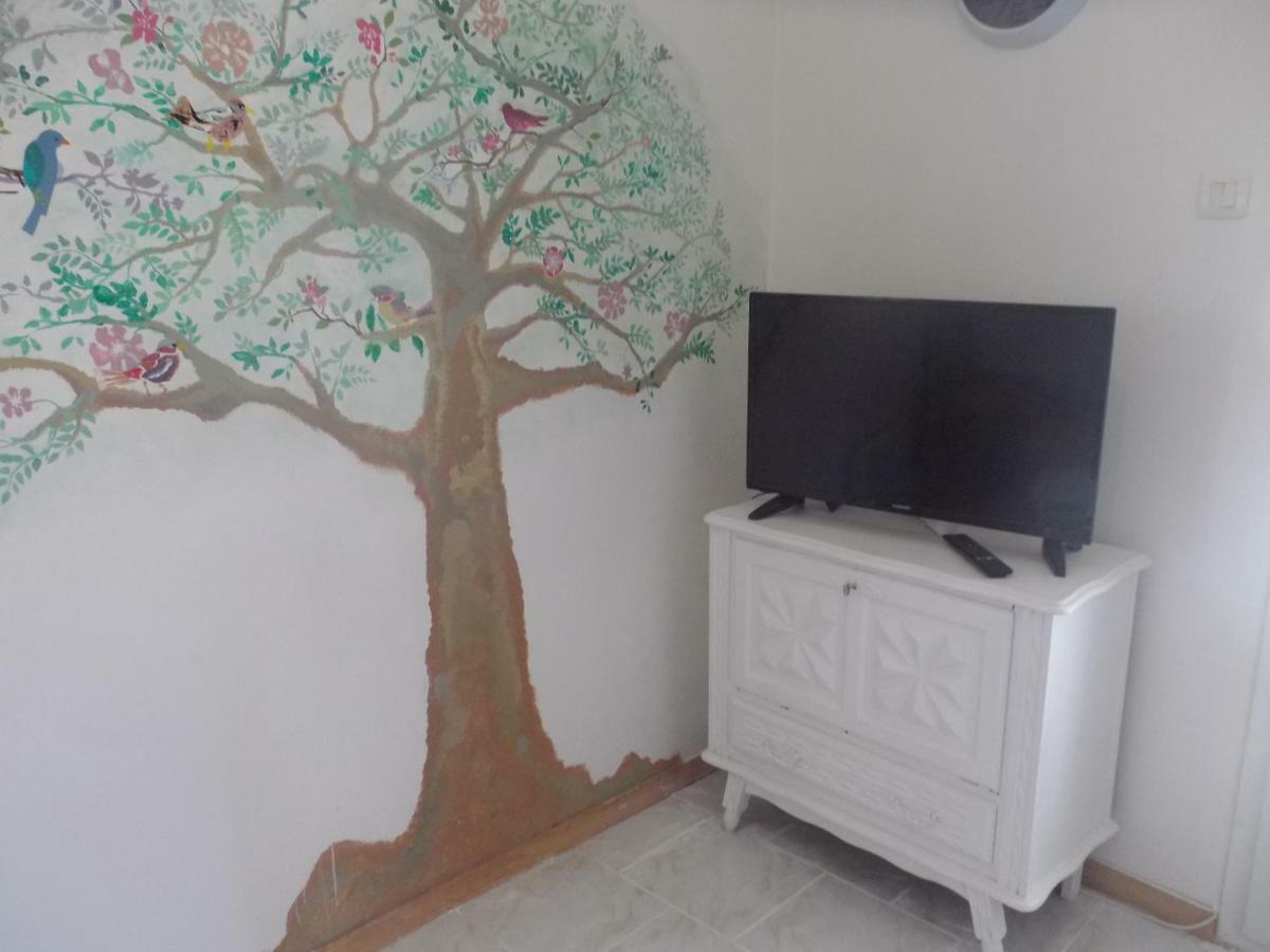 Auberge Des Garrigues Nimes Bagian luar foto