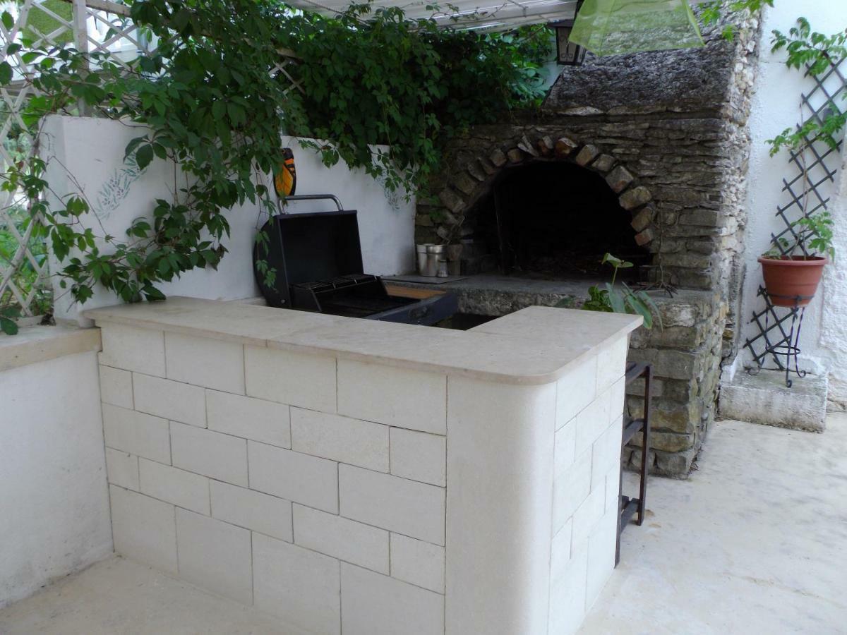 Auberge Des Garrigues Nimes Bagian luar foto